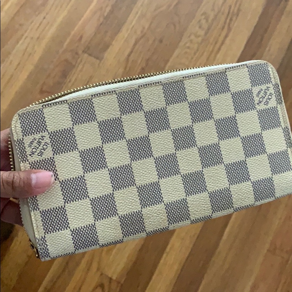 Authentic Louis Vuitton Beige Zippy Wallet